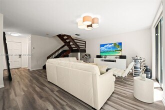 3951 Adra Ave in Doral, FL - Building Photo - Building Photo