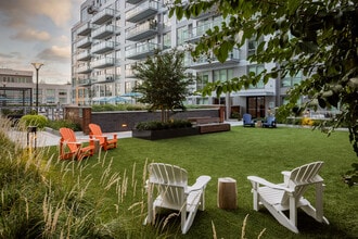 RiverHouse 9 at Port Imperial in Weehawken, NJ - Foto de edificio - Building Photo