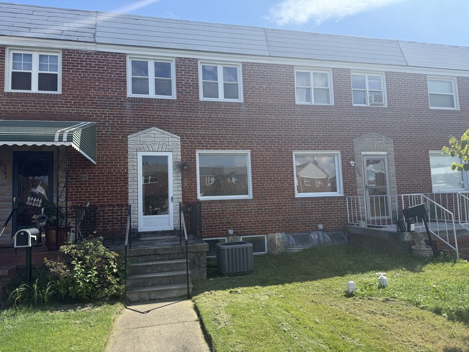 2204 Searles Rd in Dundalk, MD - Building Photo