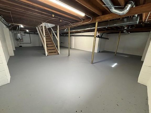 property at 1952 Ravenwood Dr