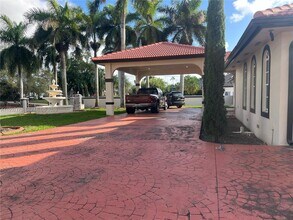 450 NW 130th Ave in Miami, FL - Foto de edificio - Building Photo