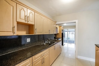 8084 SW 33rd Terrace in Miami, FL - Foto de edificio - Building Photo