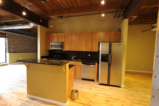 210 Broadway in Everett, MA - Foto de edificio - Building Photo