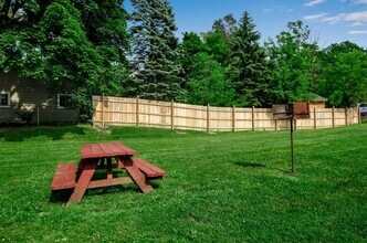 Village Center in Orchard Park, NY - Foto de edificio - Building Photo