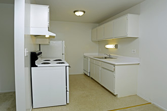 amber's Broadacre Apartments in Clawson, MI - Building Photo - Interior Photo