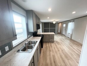 473 N Kensington Dr in Dimondale, MI - Building Photo - Building Photo
