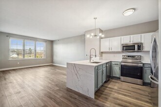 4110 S Lake Dr, Unit 233 in St. Francis, WI - Foto de edificio - Building Photo