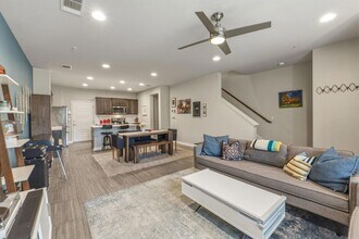 6814 E Riverside Dr in Austin, TX - Building Photo - Building Photo