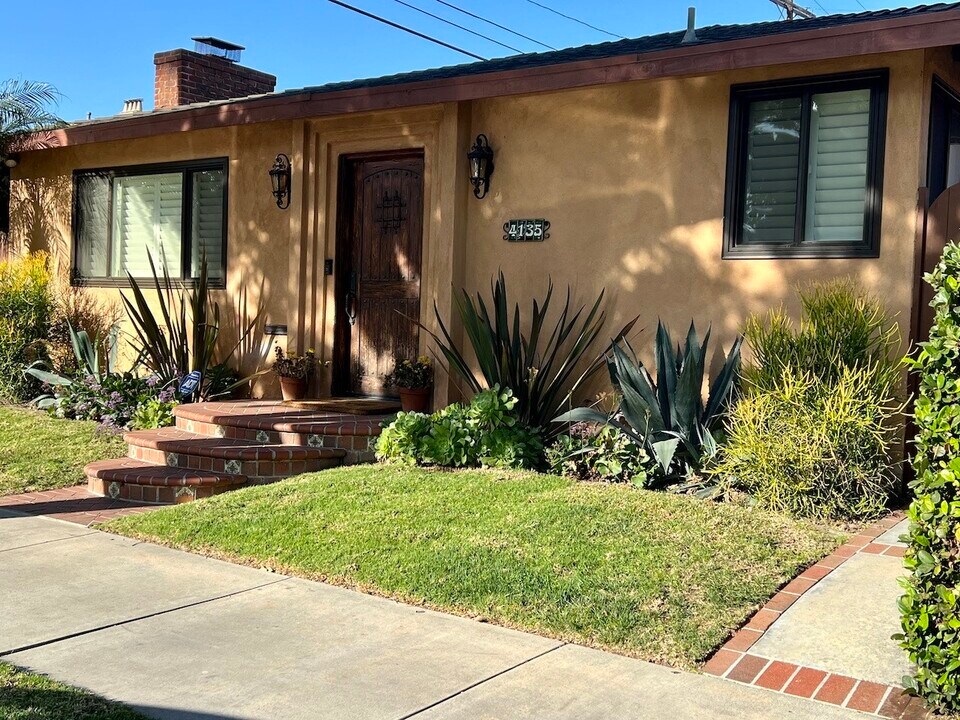 4135 S Norton Ave in Los Angeles, CA - Building Photo