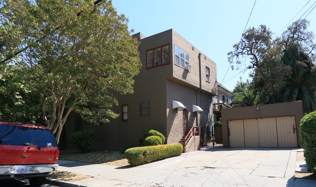 246 E Acacia St in Stockton, CA - Foto de edificio - Building Photo