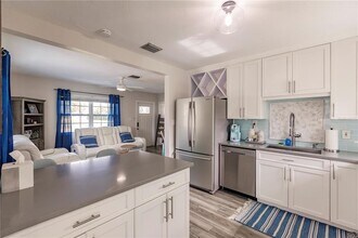 688 Constance Rd in Venice, FL - Building Photo - Building Photo