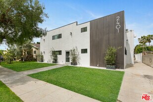 2401 S Sycamore Ave in Los Angeles, CA - Building Photo