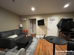 185 Pleasant St, Unit 1 in Brookline, MA - Building Photo - Building Photo