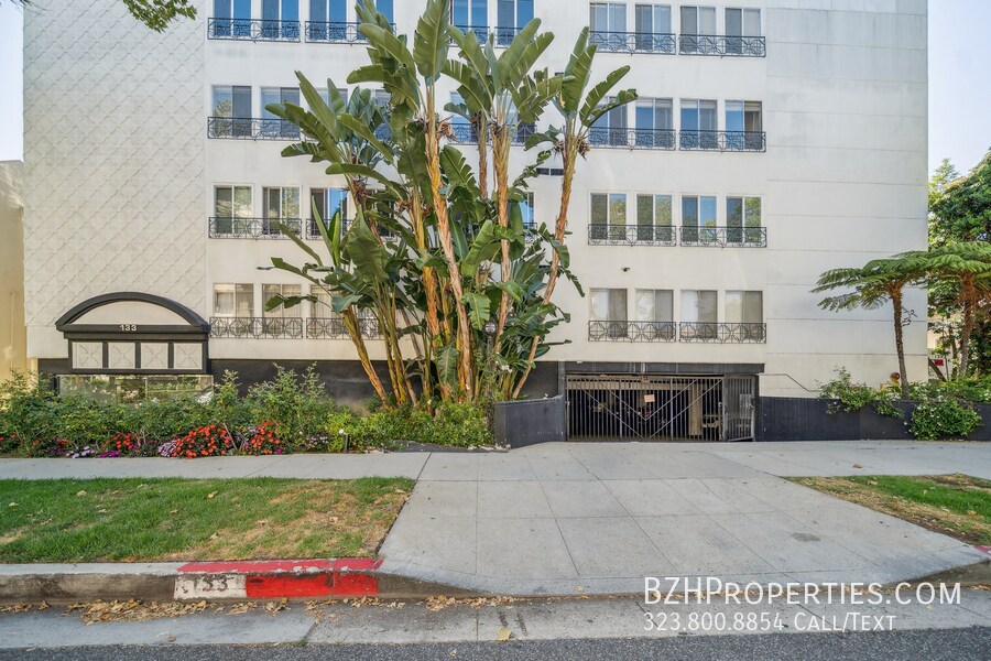 136 N Swall Dr in Beverly Hills, CA - Building Photo