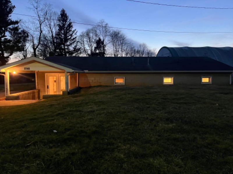 2745 Adamsville Rd in Zanesville, OH - Foto de edificio