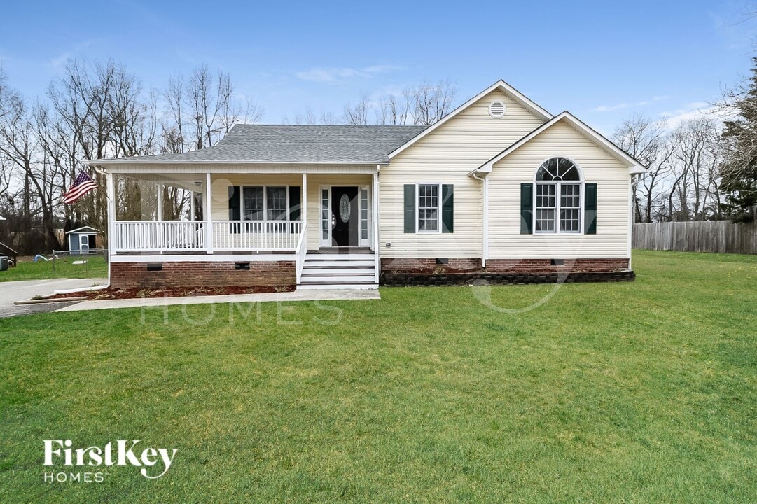 126 S Woodstone Dr in Clayton, NC - Foto de edificio