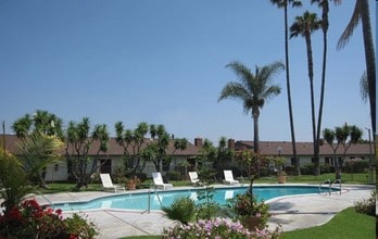 Orangewood Garden Apartments in Anaheim, CA - Building Photo - Building Photo