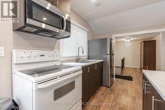 651 16th Ave in Richmond Hill, ON - Building Photo - Building Photo