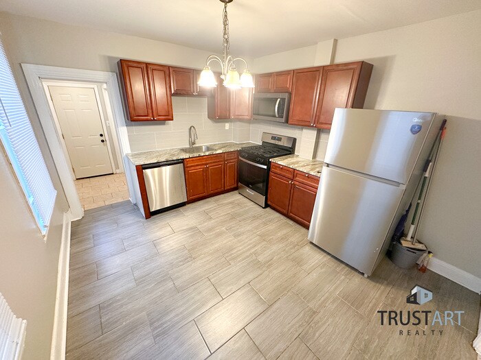 3819 Fairmount Ave in Philadelphia, PA - Building Photo