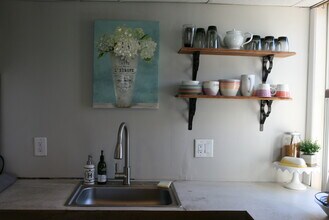 22 N Railroad St, Unit Peony Corner Apt. 101 in Palmyra, PA - Foto de edificio - Building Photo