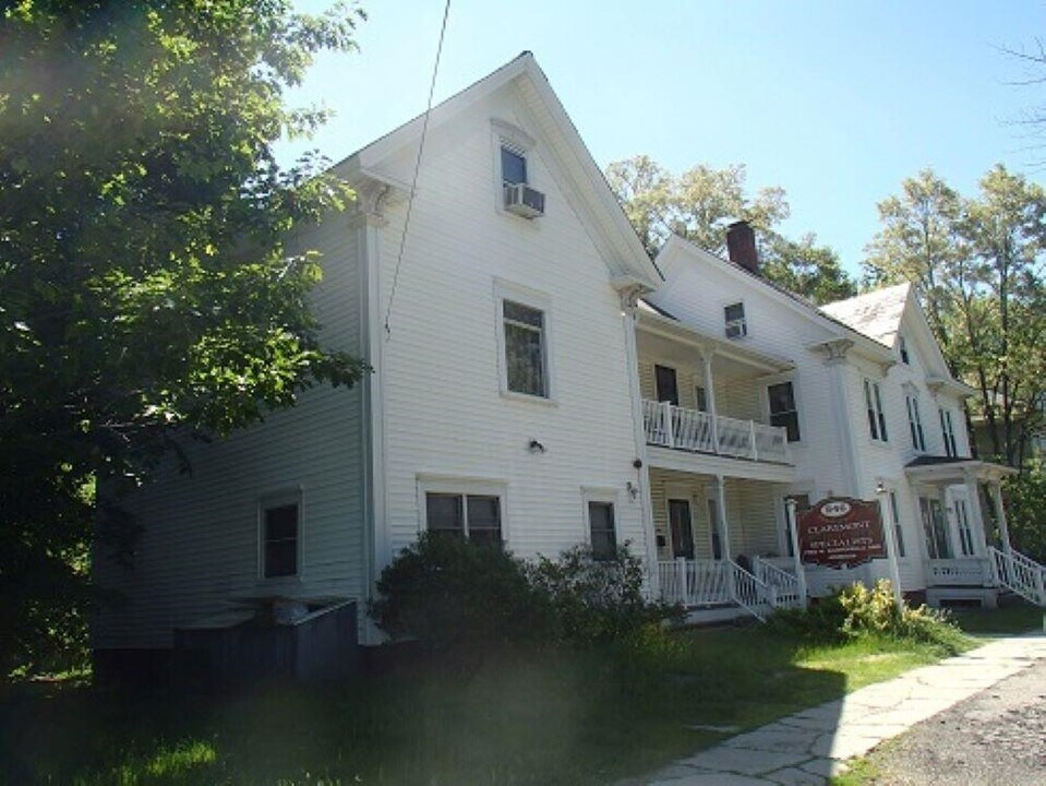 246 Broad St in Claremont, NH - Building Photo
