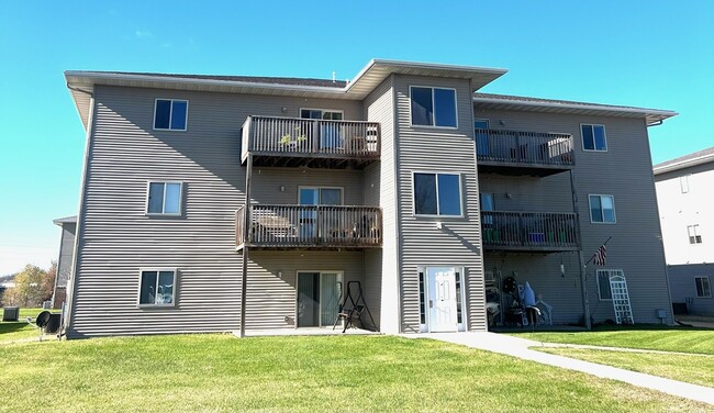 130 Oakridge Ave, Unit 7 in Hills, IA - Foto de edificio - Building Photo