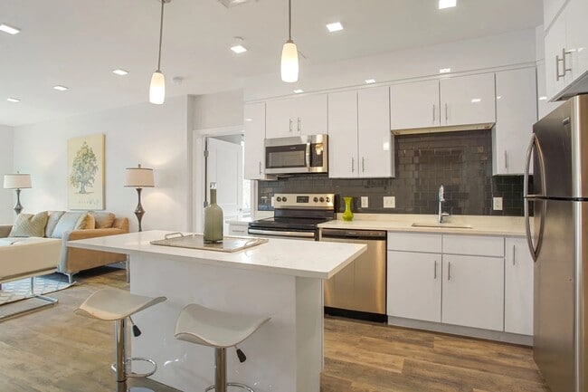 20 Essex St, Unit 301