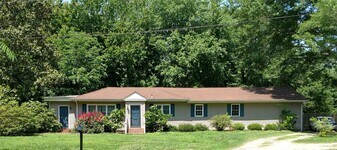 240 Fresno Dr in Chesapeake, VA - Building Photo