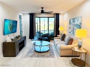 7473 Rockefeller Dr in Naples, FL - Building Photo - Building Photo