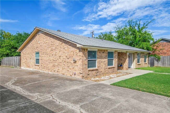 1211 April Bloom, Unit A in College Station, TX - Building Photo - Building Photo