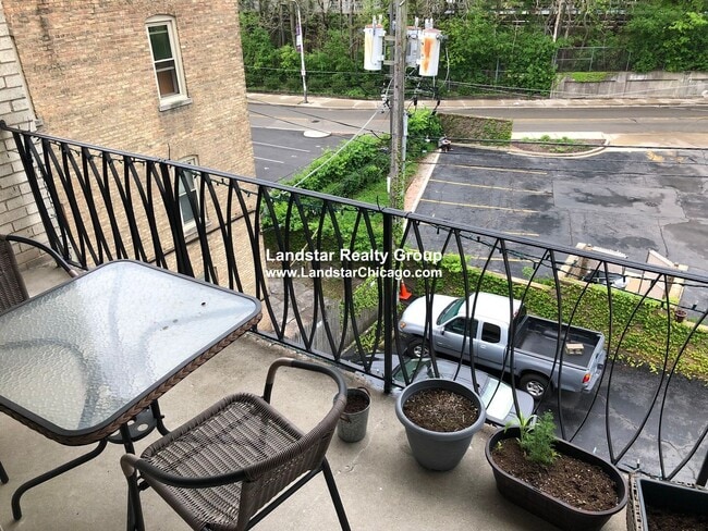 1327 Chicago Ave, Unit 404 in Evanston, IL - Building Photo - Building Photo