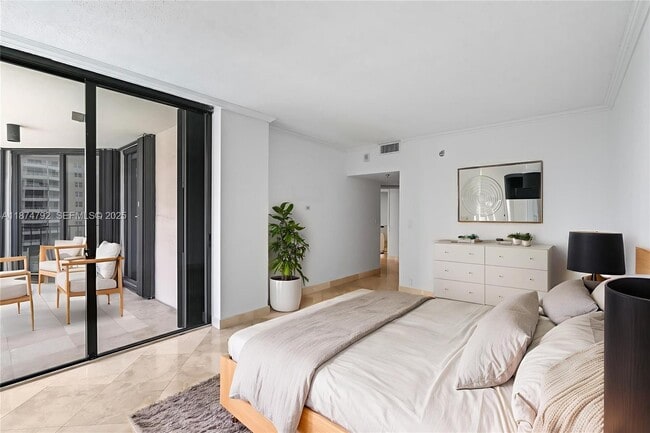 520 Brickell Key Dr, Unit 705 in Miami, FL - Foto de edificio - Building Photo