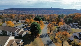 Canal Place in Weatogue, CT - Building Photo