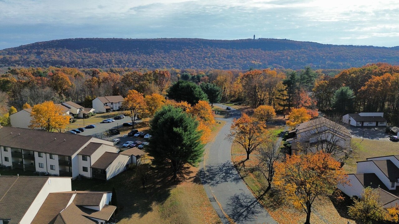 Canal Place in Weatogue, CT - Foto de edificio