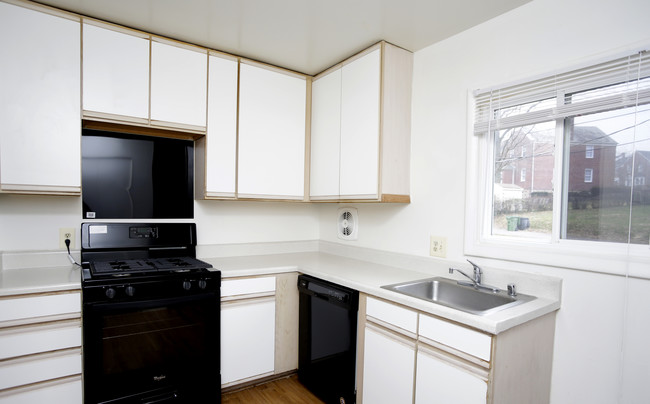 Lake Falls Apartments in Baltimore, MD - Building Photo - Interior Photo