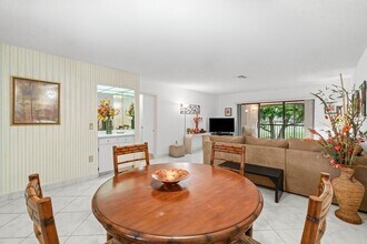 30 Stratford Ln W in Boynton Beach, FL - Building Photo - Building Photo