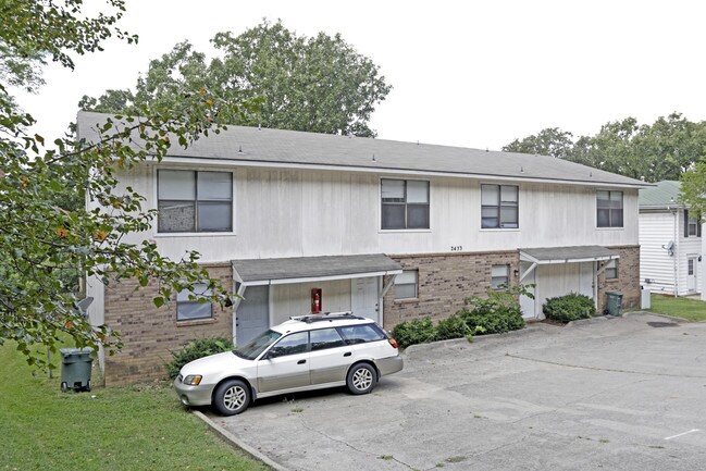 2433 N Brophy Ave in Fayetteville, AR - Foto de edificio - Building Photo