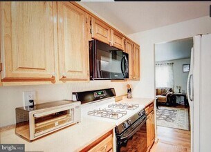 14427 Four Chimney Dr in Centreville, VA - Building Photo - Building Photo
