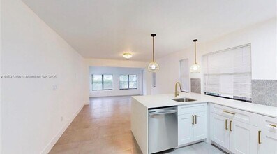 2529 NE 181st St in North Miami Beach, FL - Building Photo - Building Photo