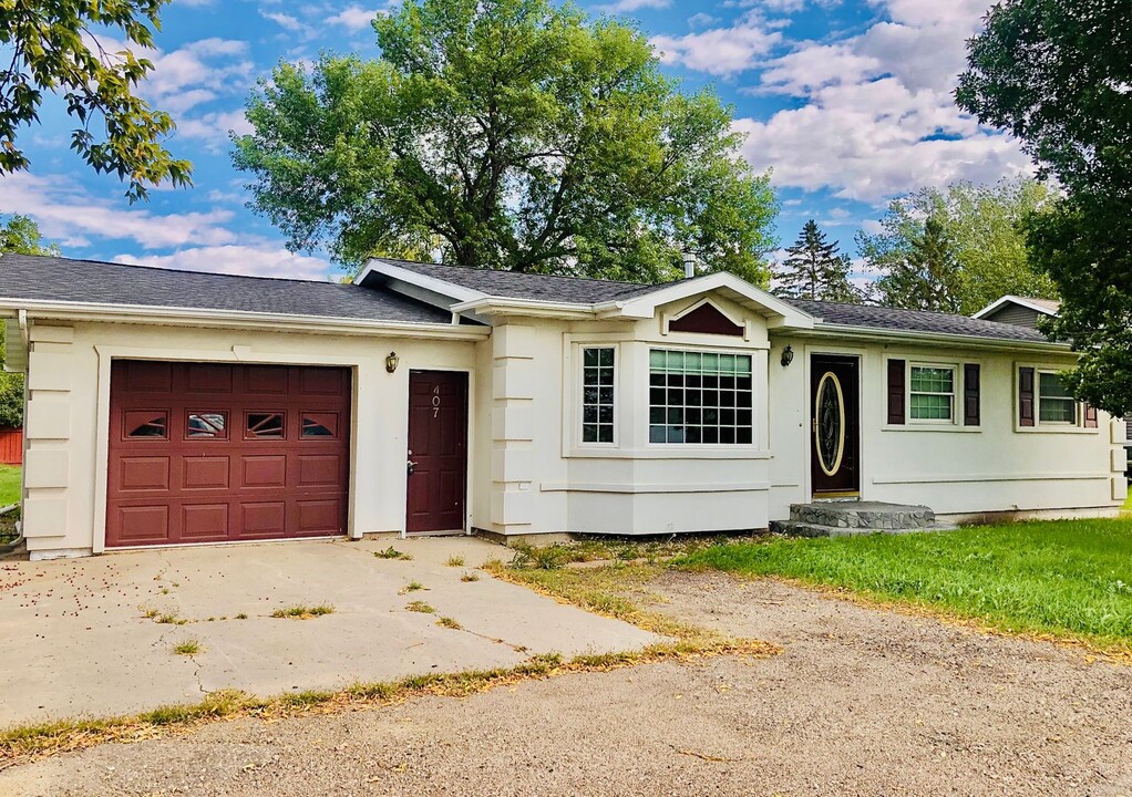 407 1st Ave SW in Surrey, ND - Building Photo