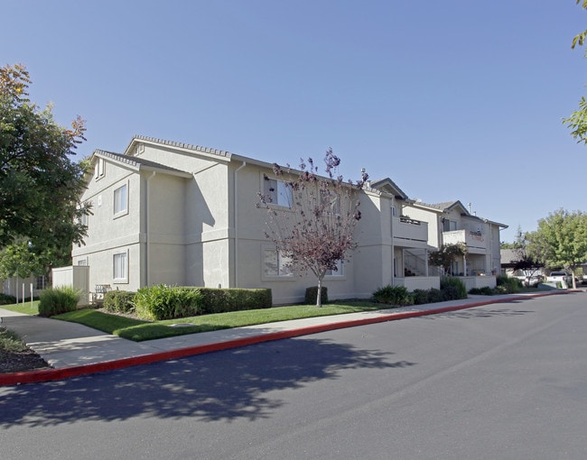 Oaks at Woodcreek in Roseville, CA - Foto de edificio - Building Photo