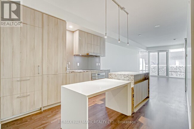 1 Bloor St E in Toronto, ON - Building Photo - Building Photo