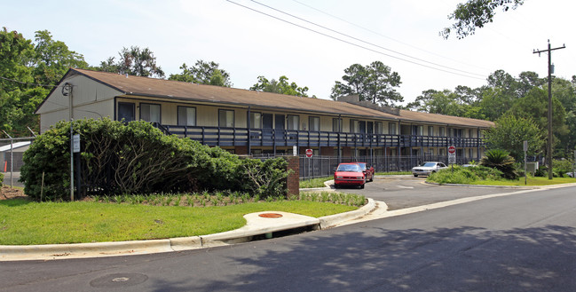 Lake Lodge in Tallahassee, FL - Building Photo - Building Photo