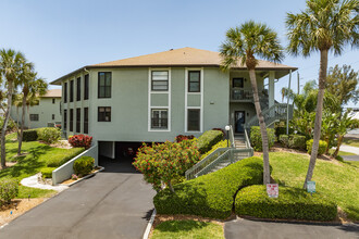 Island Village in Holmes Beach, FL - Foto de edificio - Building Photo