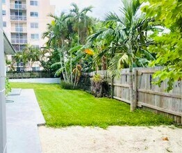 1236 NE 109th St in Miami, FL - Foto de edificio - Building Photo