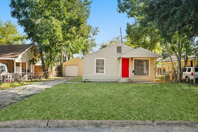 203 W Hart Ave in Pasadena, TX - Building Photo - Building Photo