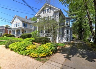 211 Montowese St in Branford, CT - Foto de edificio - Building Photo