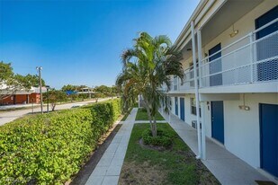 330 11th St N in Naples, FL - Building Photo