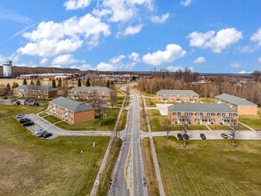 Chardon Place Apartments and Townhomes in Chardon, OH - Foto de edificio - Building Photo