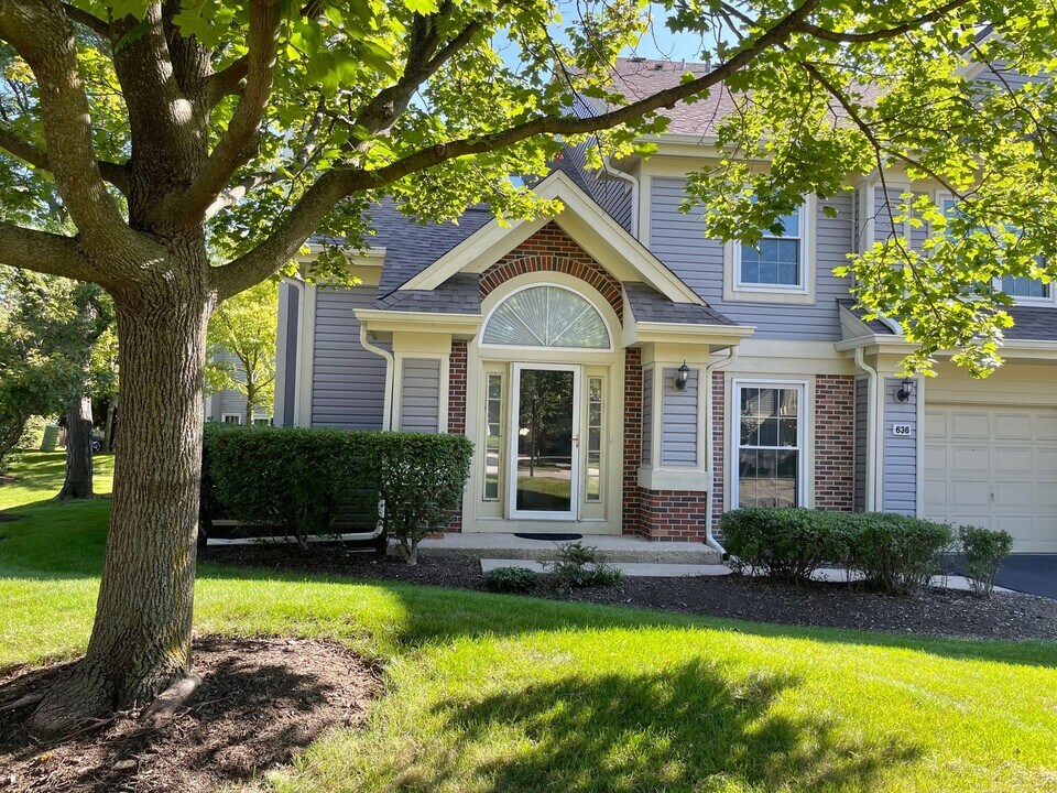 636 Stone Brook Ct in Elk Grove Village, IL - Building Photo